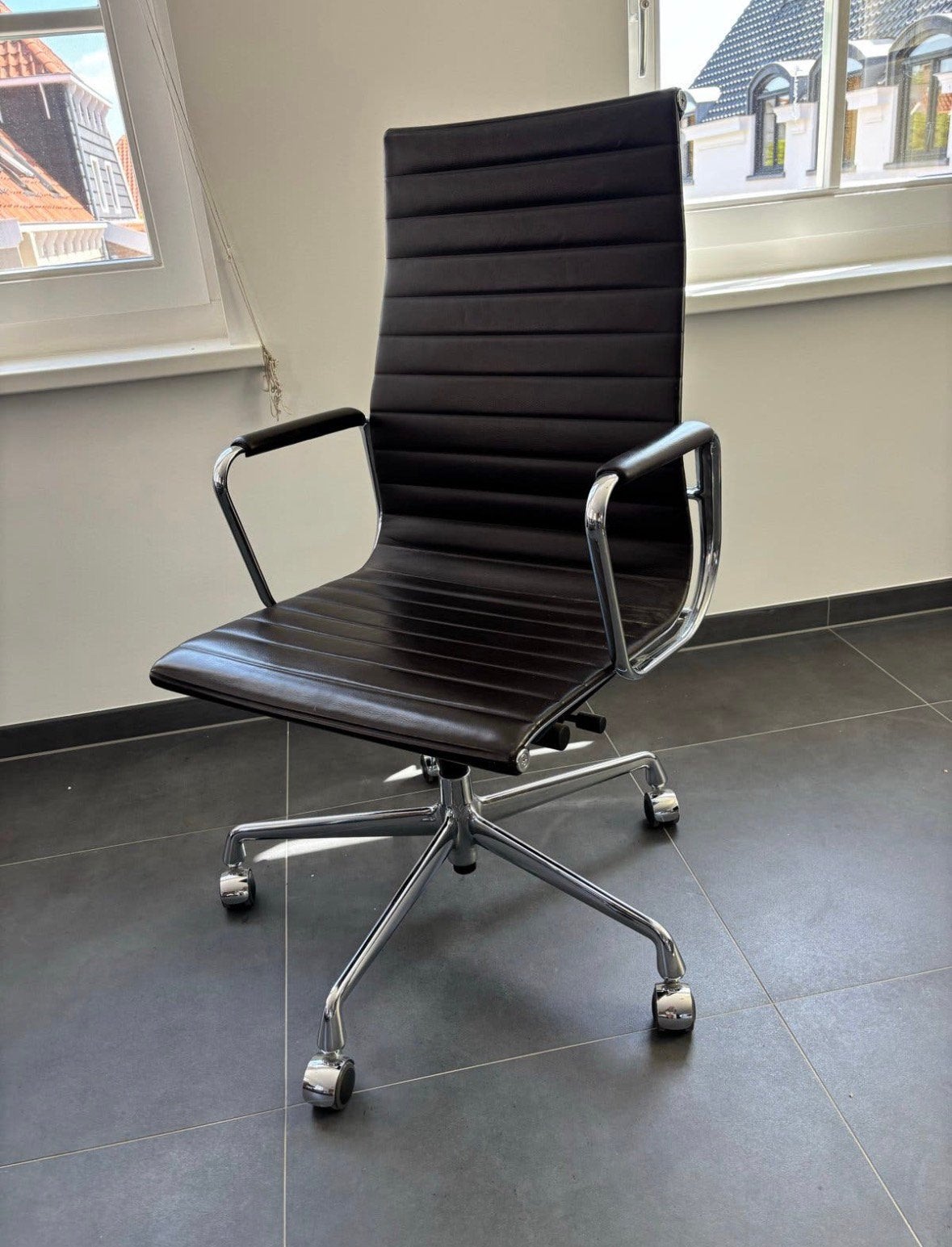 Zgan Vitra EA 119 office chair dark brown premium leder, Vitra, Info@micheldethouars.nl, Bruin, 9723 CA