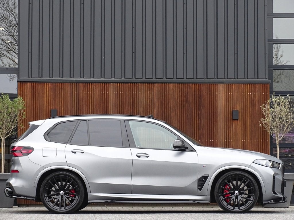 BMW X5 50e 490PK X-Drive M- Individual / Frozen Grey / Carbo, Auto's, BMW, Gebruikt, 2395 kg, Leder, Bedrijf