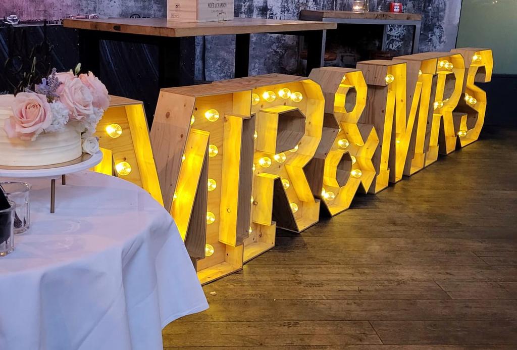 Te huur: grote lichtletters - MR & MRS, Hobby en Vrije tijd, Feestartikelen | Verhuur, Ophalen, Geboorte of Huwelijk