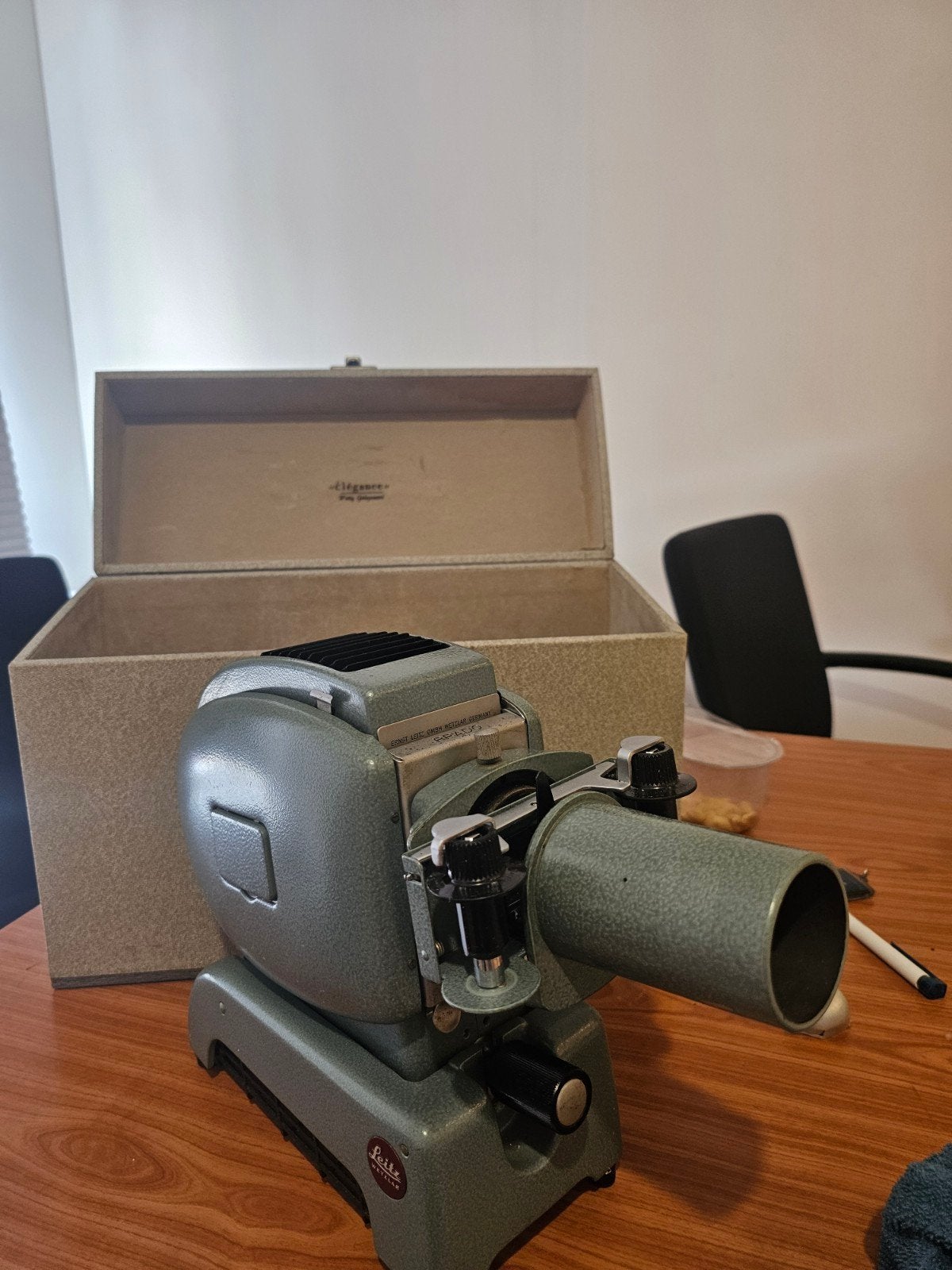 Vintage Leitz Diaprojector met koffer - Ongetest, Audio, Tv en Foto, Diaprojectors, Ophalen, Niet werkend