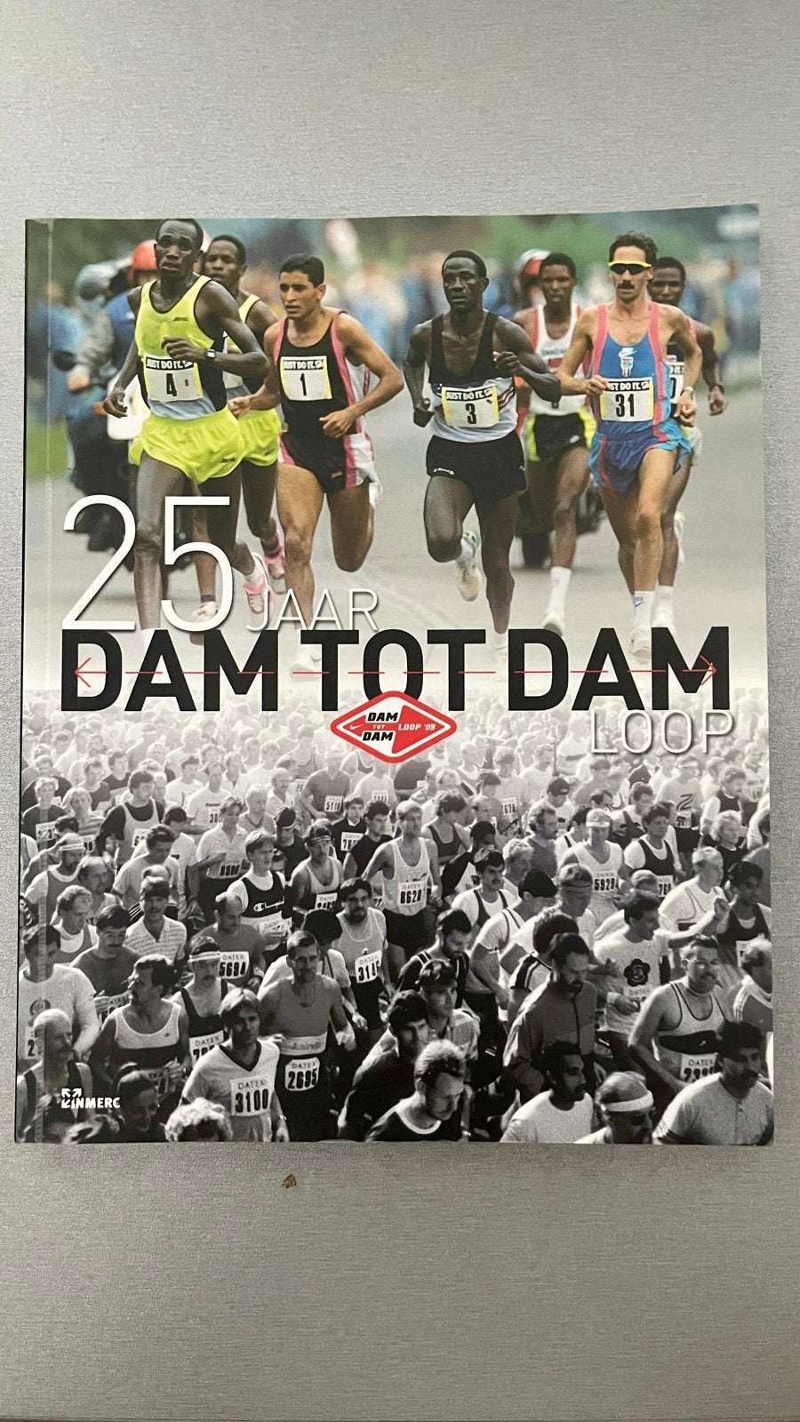 25 jaar Dam tot Damloop - Jubileumboek hardloopevenement, Ophalen of Verzenden, Nieuw, Lopen en Fietsen
