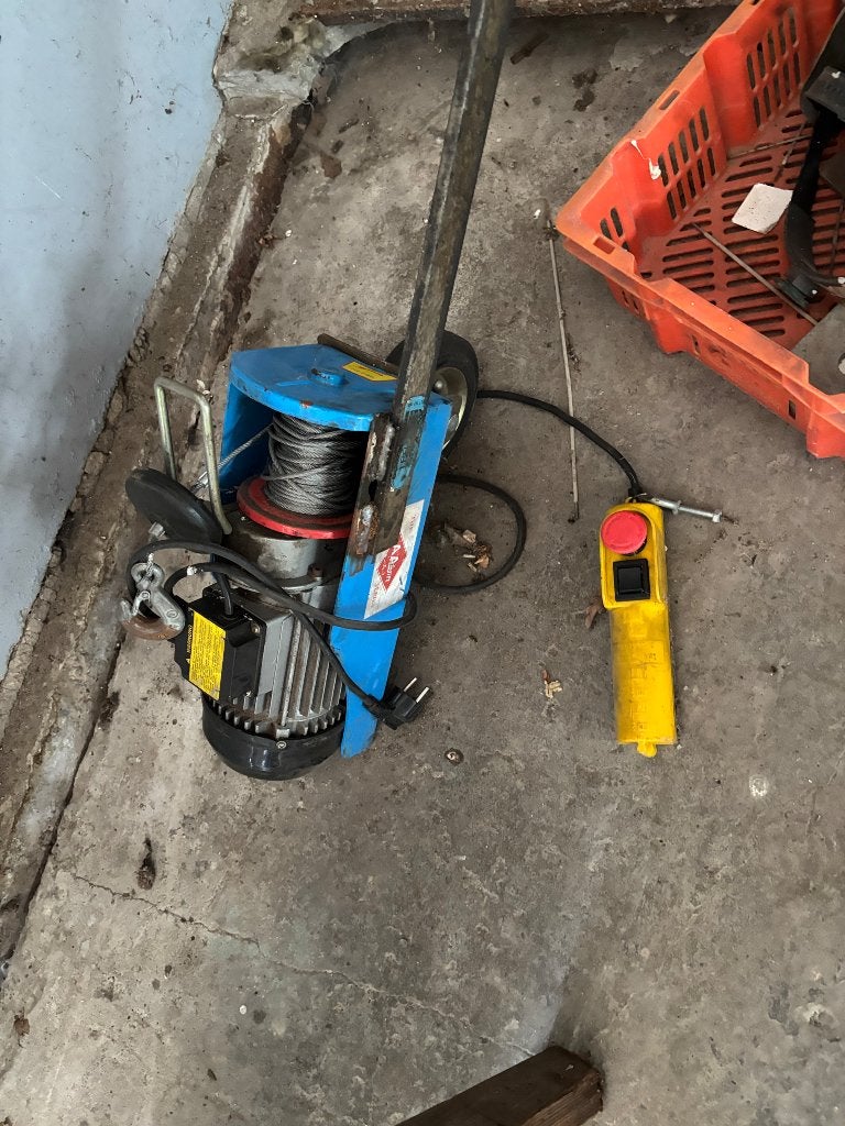 Electrische lier, Doe-het-zelf en Verbouw, Lieren en Takels, Ophalen, Gebruikt, Elektrisch