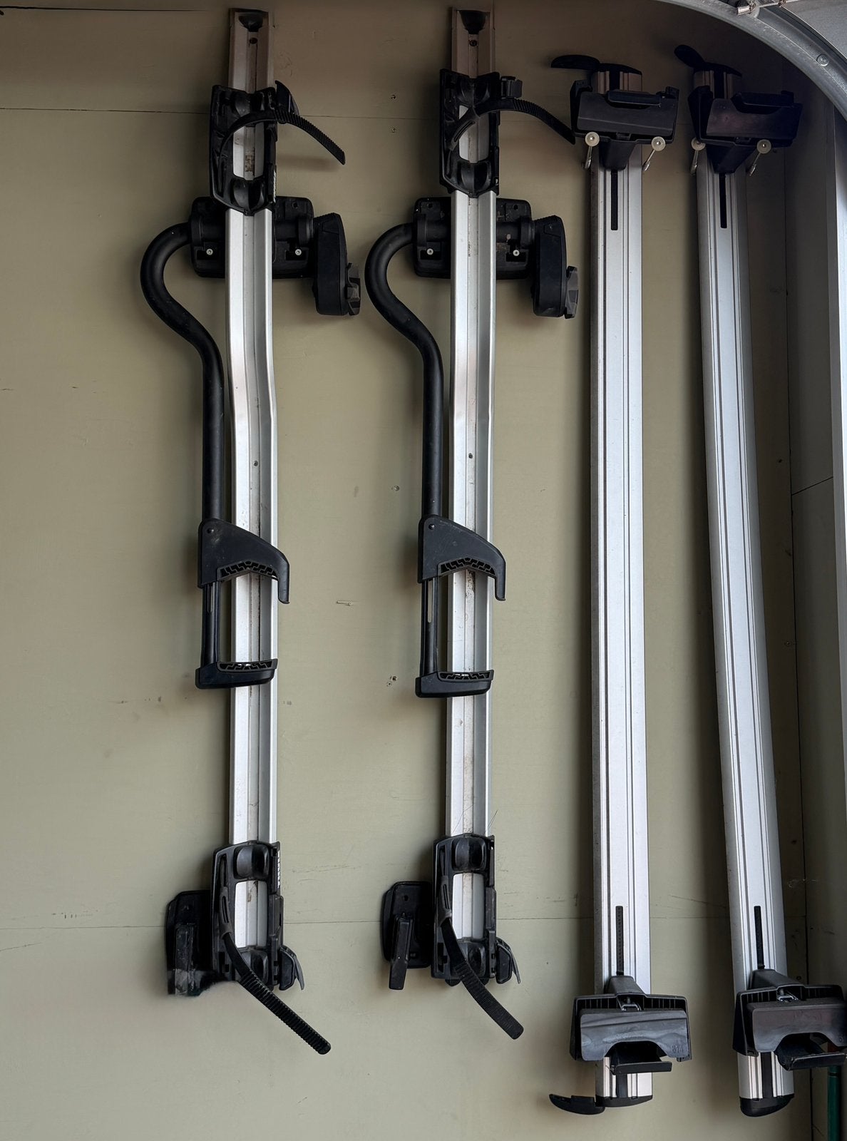 Thule dakdragers + 2x fietsdrager Ford Mustang Mach E, Auto diversen, Ophalen