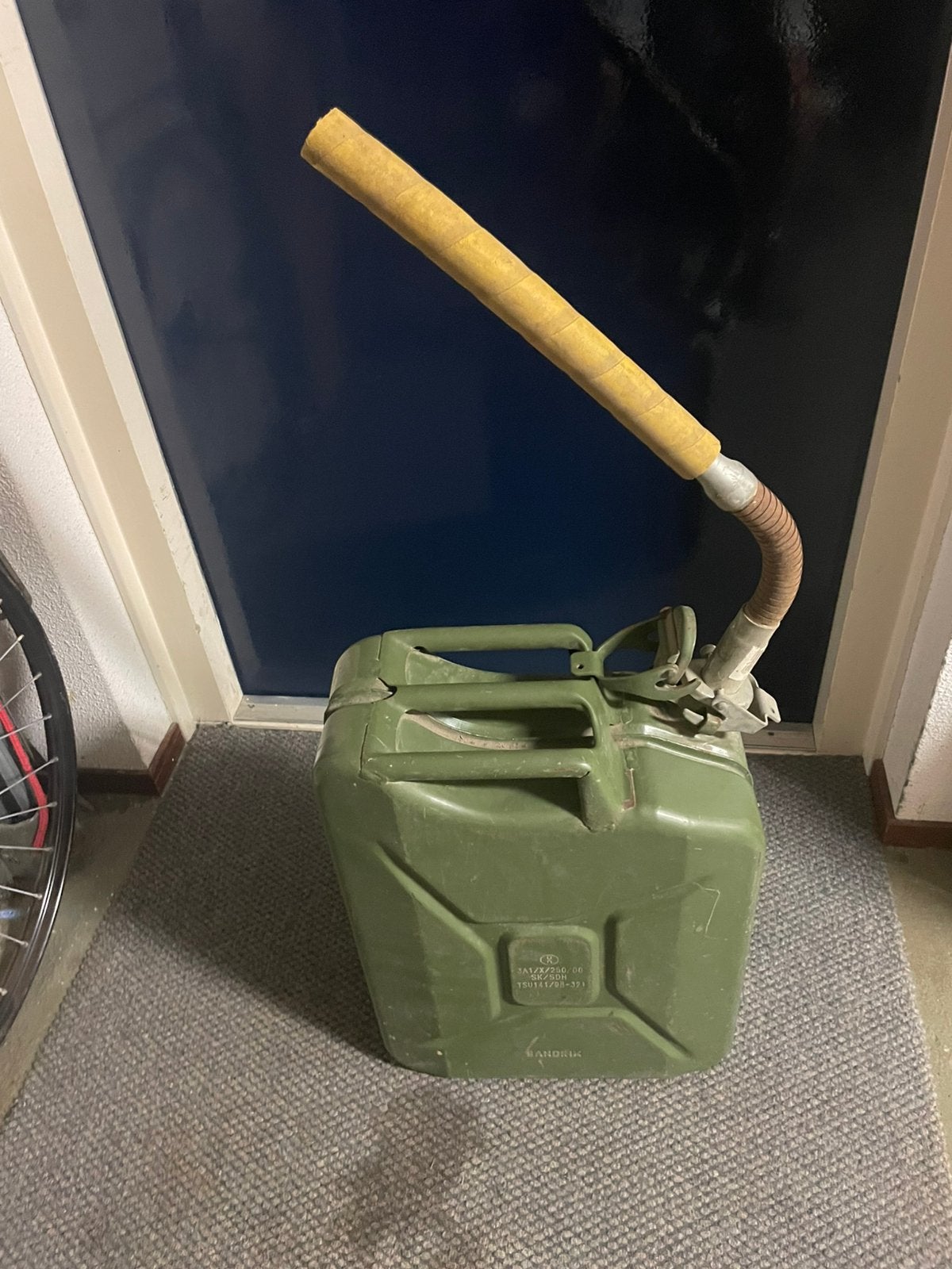 Leger jerrycan 20 liter incl vulslang, Verzamelen, Ophalen, Landmacht, Nederland