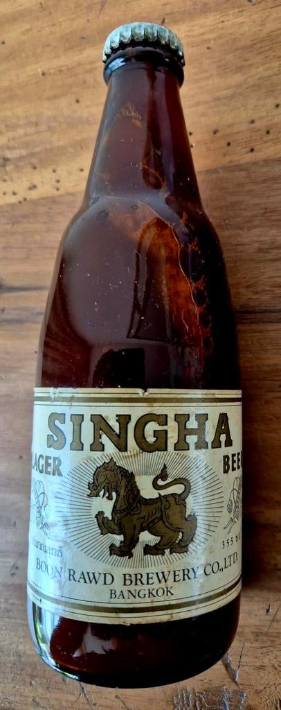 BANGKOK zeer oud apart vol flesje bier SINGHA BEER Boon Rawd, Ophalen of Verzenden, Zo goed als nieuw, Flesje(s), Overige merken