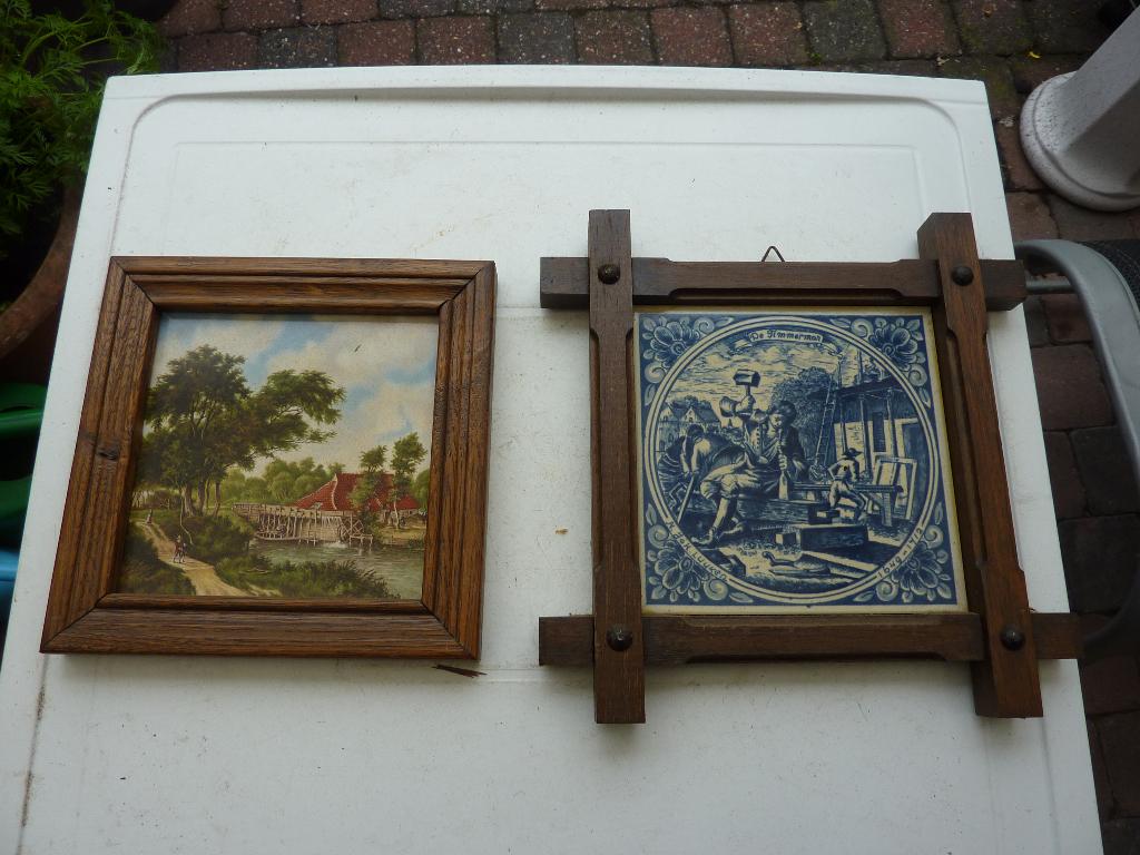 2 oude tegels in oude lijsten, Ophalen of Verzenden