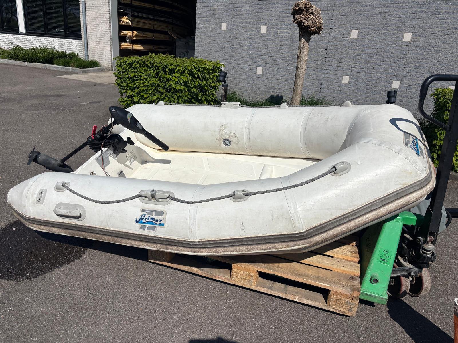 Arimar rubberboot met harde bodem + 2pk elektromotor en accu, Ophalen, Gebruikt, Motorboot