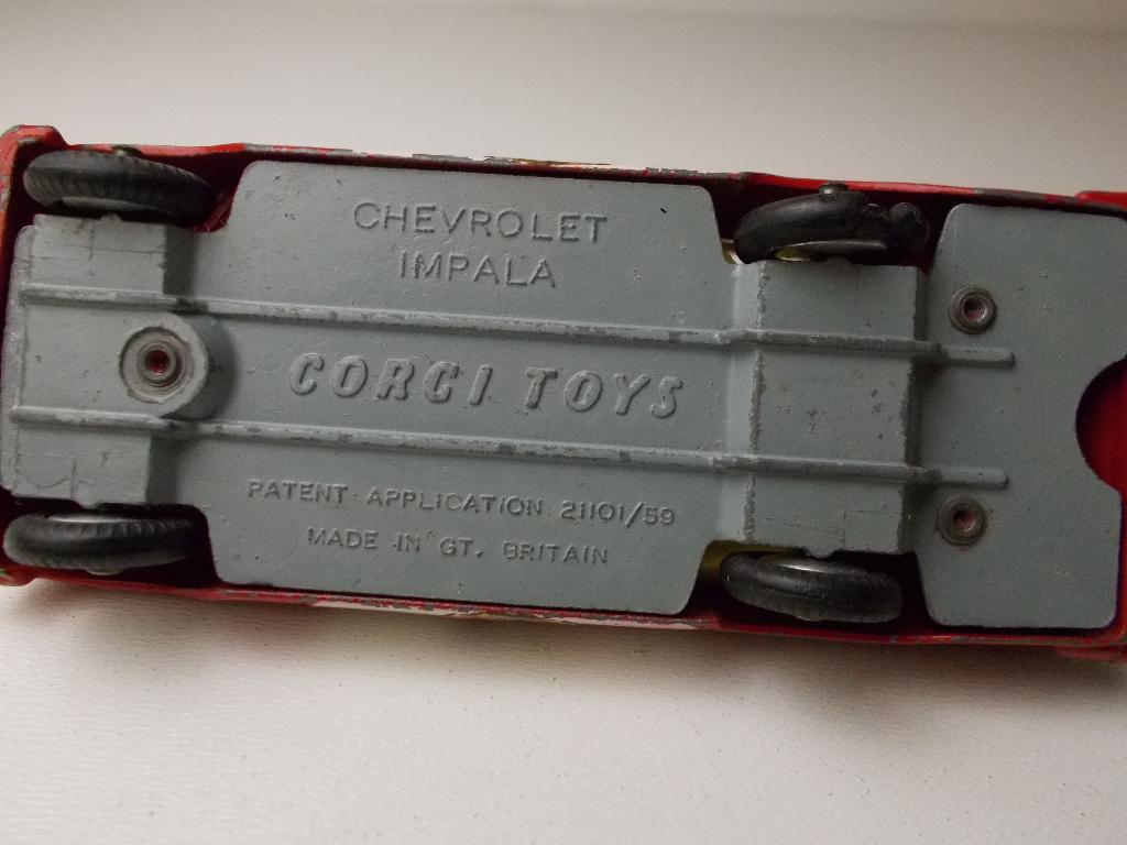 1963 Corgi Toys 439 CHEVROLET IMPALA FIRE CHIEF + 2 FIGURES!, Ophalen of Verzenden, Zo goed als nieuw, Auto, Corgi