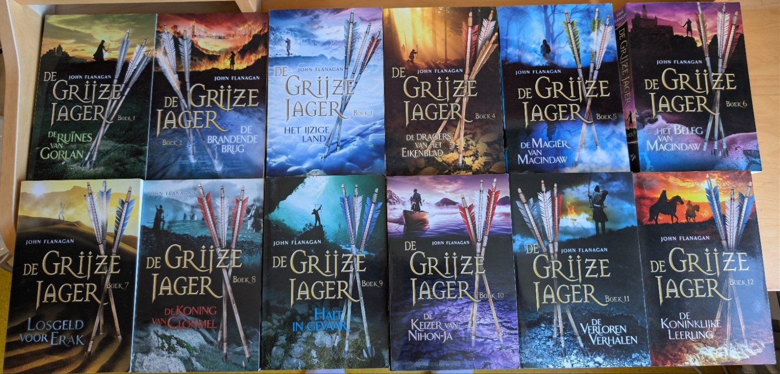 De Grijze Jager 1 t/m 12 + Broederband 1 t/m 4 John Flanagan, Ophalen of Verzenden, Zo goed als nieuw, John Flanagan