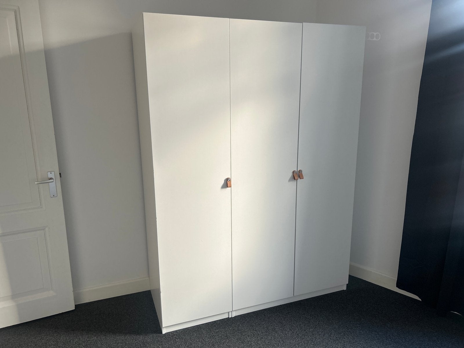 Witte IKEA Pax kledingkast met 3 deuren en lades, Ophalen, Gebruikt, 100 tot 150 cm, Met lade(s)