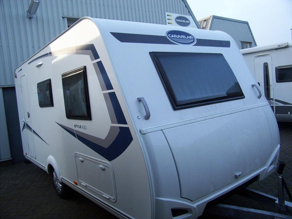 NIEUW Caravelair Alba 430 Style (2023), Caravans en Kamperen, Vast bed, Bedrijf, Treinzit, 4 tot 5 meter