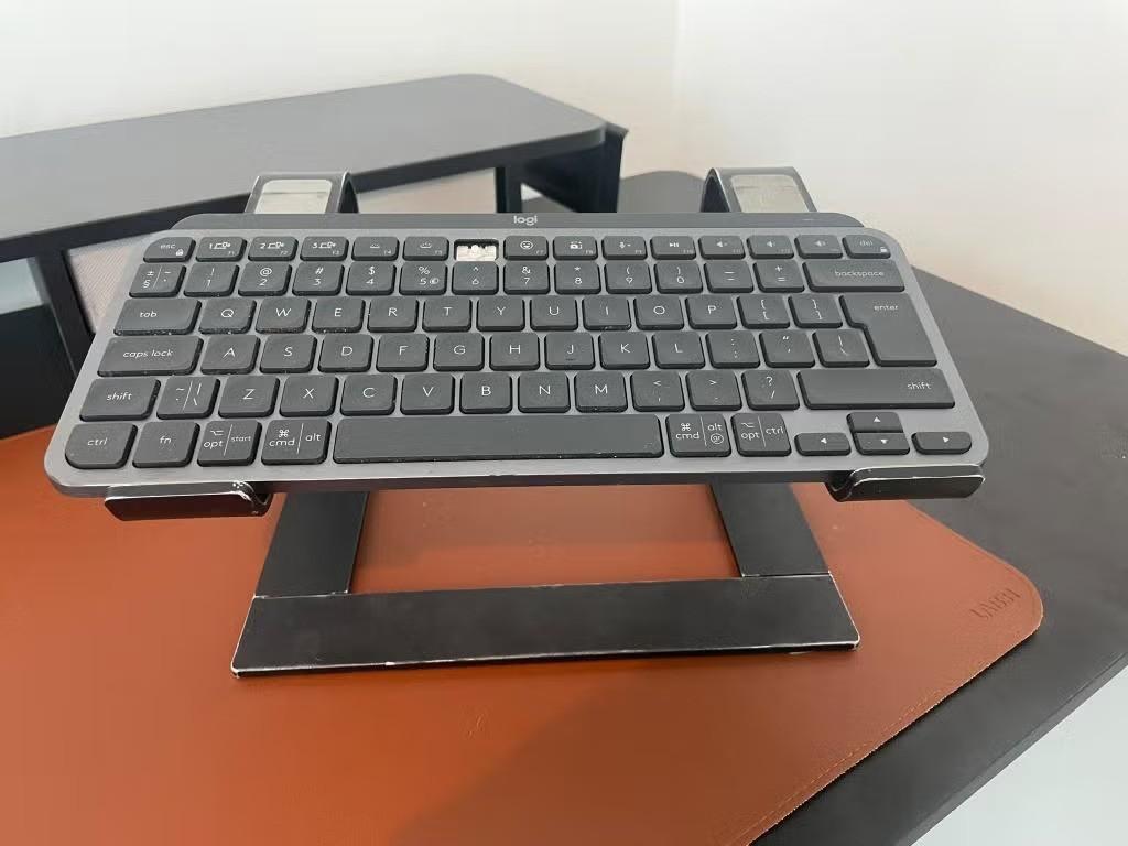 Wireless Keyboard Logitech + Laptop stand, Computers en Software, Toetsenborden, Gebruikt, Ophalen of Verzenden, Draadloos, Qwerty