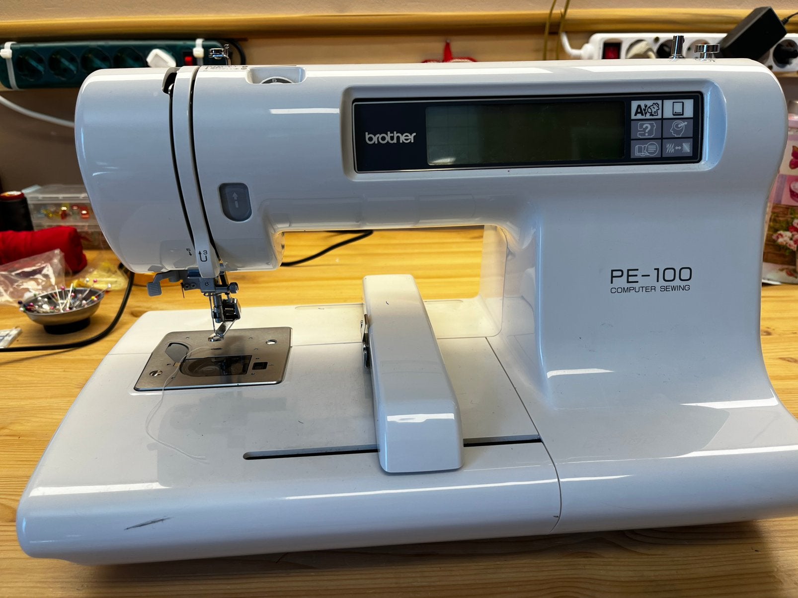 Borduurmachine Brother PE- 100 en toebehorende schijfjes, Hobby en Vrije tijd, Naaimachines en Toebehoren, Ophalen, Gebruikt, Naaimachine