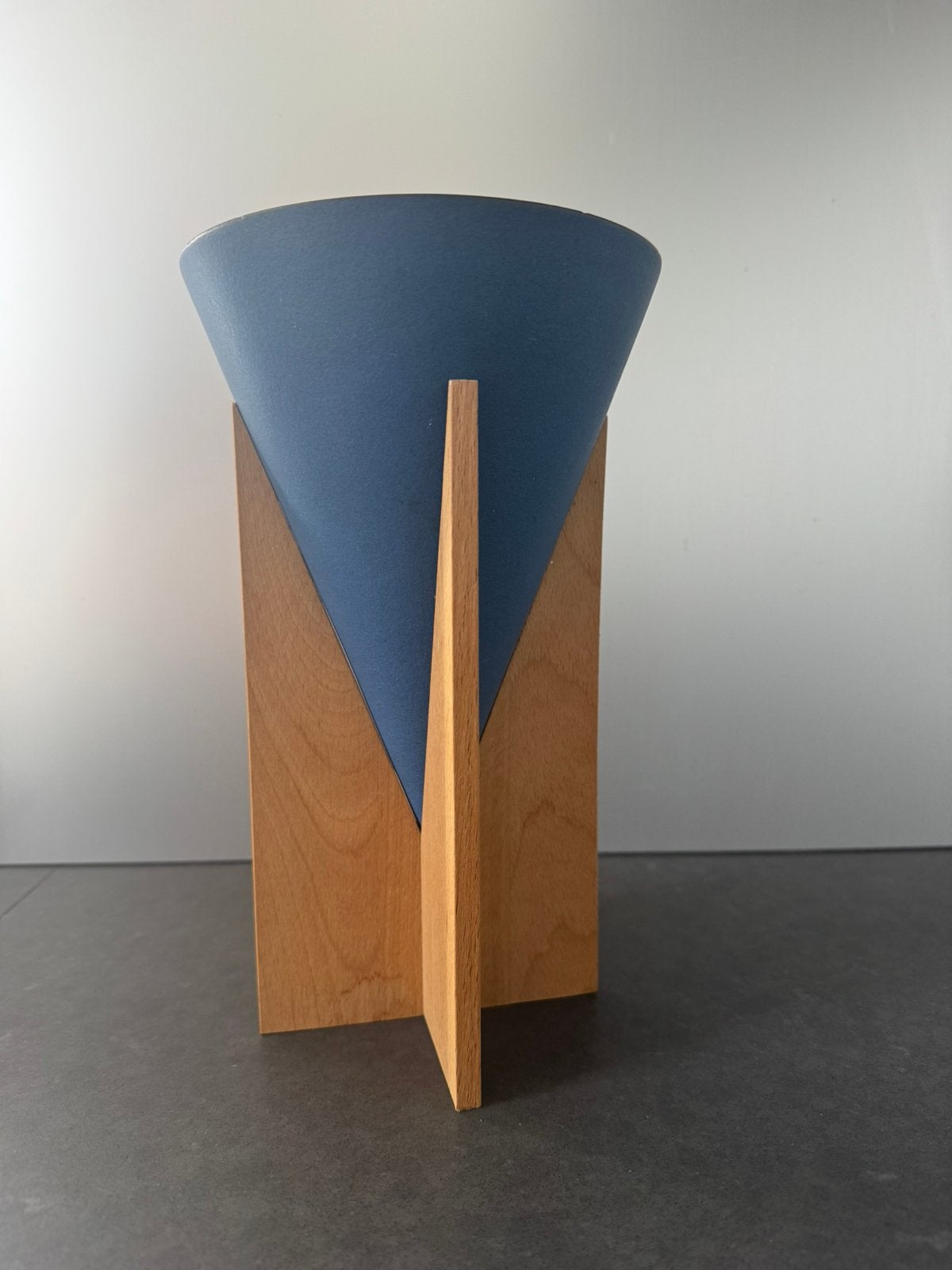 Cor Unum blauwe vaas op houten standaard, Ophalen of Verzenden