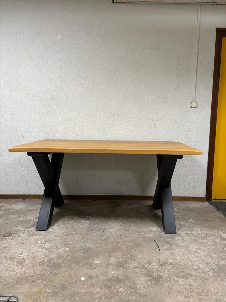 Robuuste eikenhouten eettafel met zwart metalen onderstel, Huis en Inrichting, Tafels | Eettafels, Ophalen, Industrieel, Modern