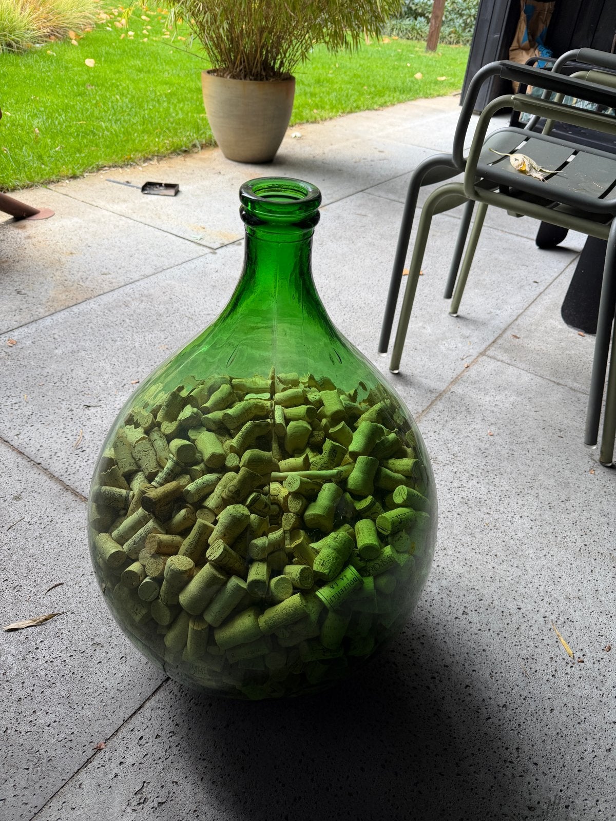 Grote groene glazen fles met kurken, Ophalen