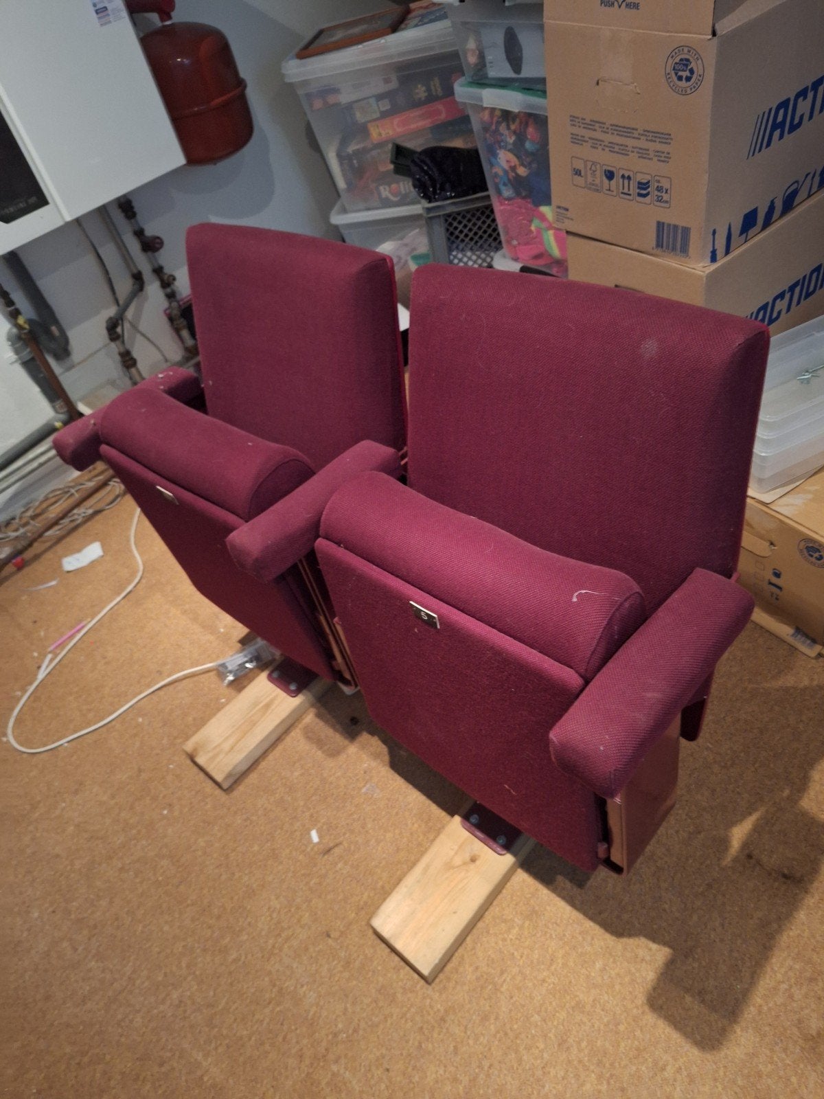 Originele bioscoopstoelen uit oude Eurobioscoop Emmen, Ophalen, Gebruikt, Metaal, Rood