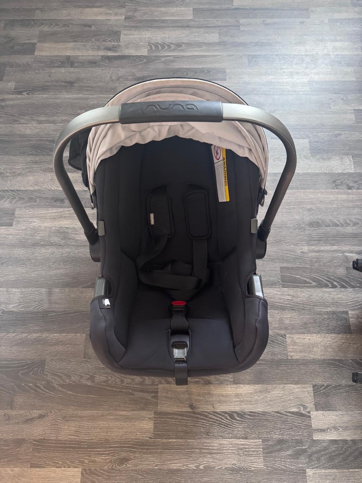 Nuna Maxi-Cosi met verkleiner en 2x base - Bruin, Kinderen en Baby's, Gebruikt, Zijbescherming, Isofix, 0 t/m 13 kg