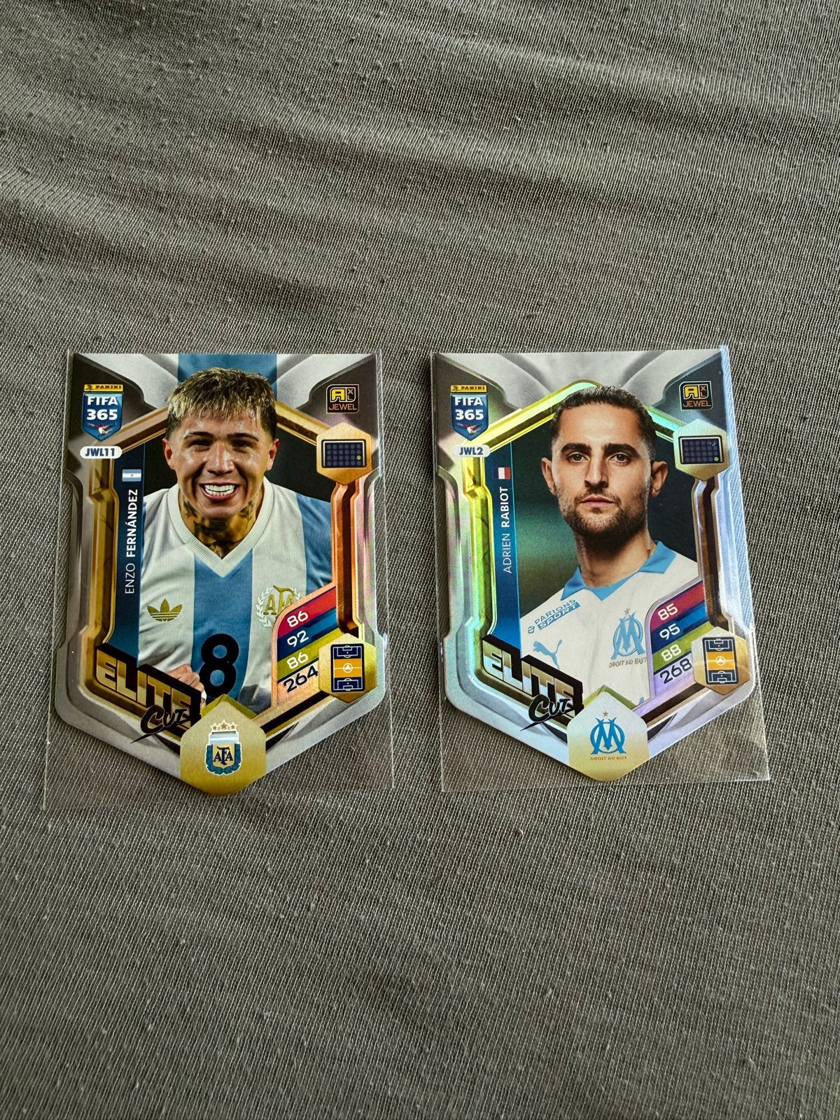 Panini FIFA 365 Elite Cuts Enzo Fernández & Adrien R, Ophalen of Verzenden, Zo goed als nieuw, Buitenlandse clubs, Spelerskaart