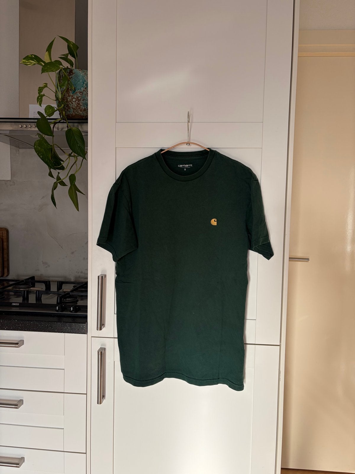 Carhartt WIP T-shirt donkergroen met logo - Maat S, Ophalen of Verzenden, Zo goed als nieuw, Maat 46 (S) of kleiner, Groen