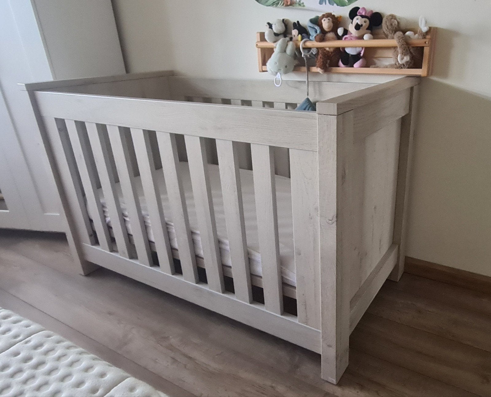 Robuust grijs houtlook baby ledikant 60 x 120, Ophalen, Zo goed als nieuw, Ledikant