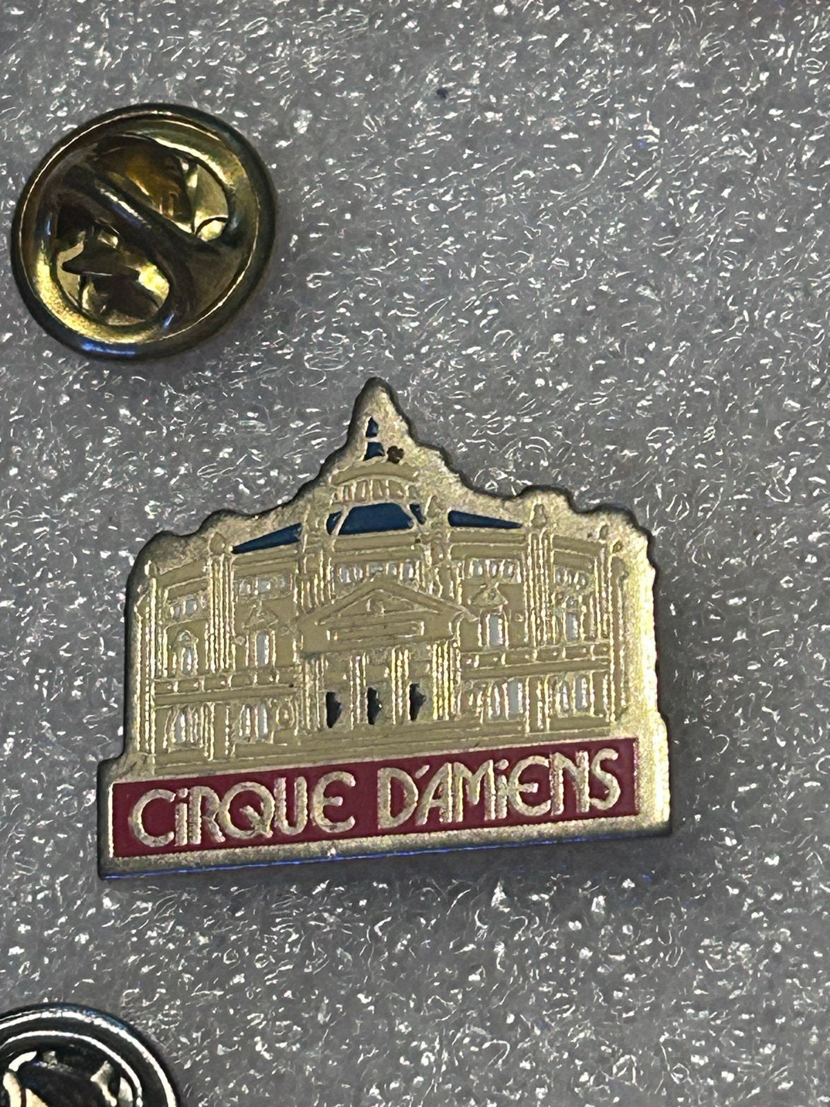 Vintage pin Cirque d'Amiens - Gebouw, Ophalen of Verzenden, Gebruikt, Stad of Land, Speldje of Pin
