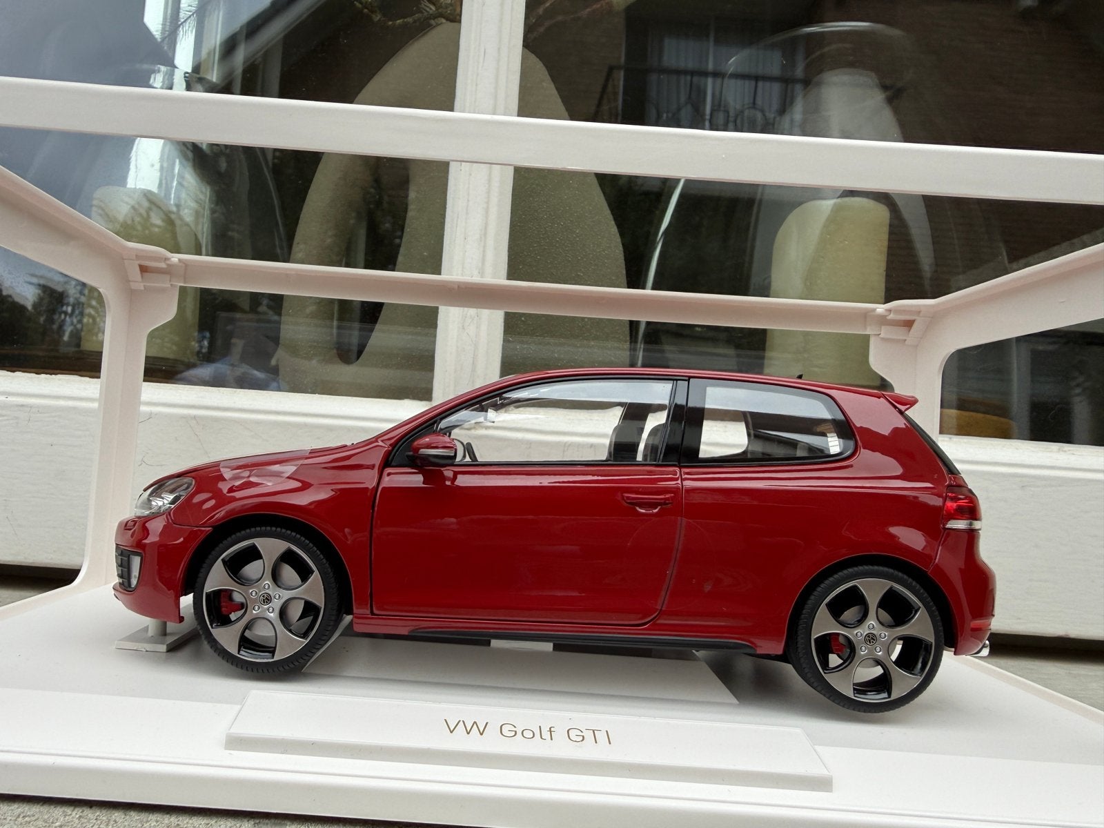 1:18 Volkswagen Golf GTi MK6 Tornado red 2009 Norev 188504, Hobby en Vrije tijd, Auto, Norev, 70-72 Av. de Bohlen, Vaulx-en-Velin, 69120, France