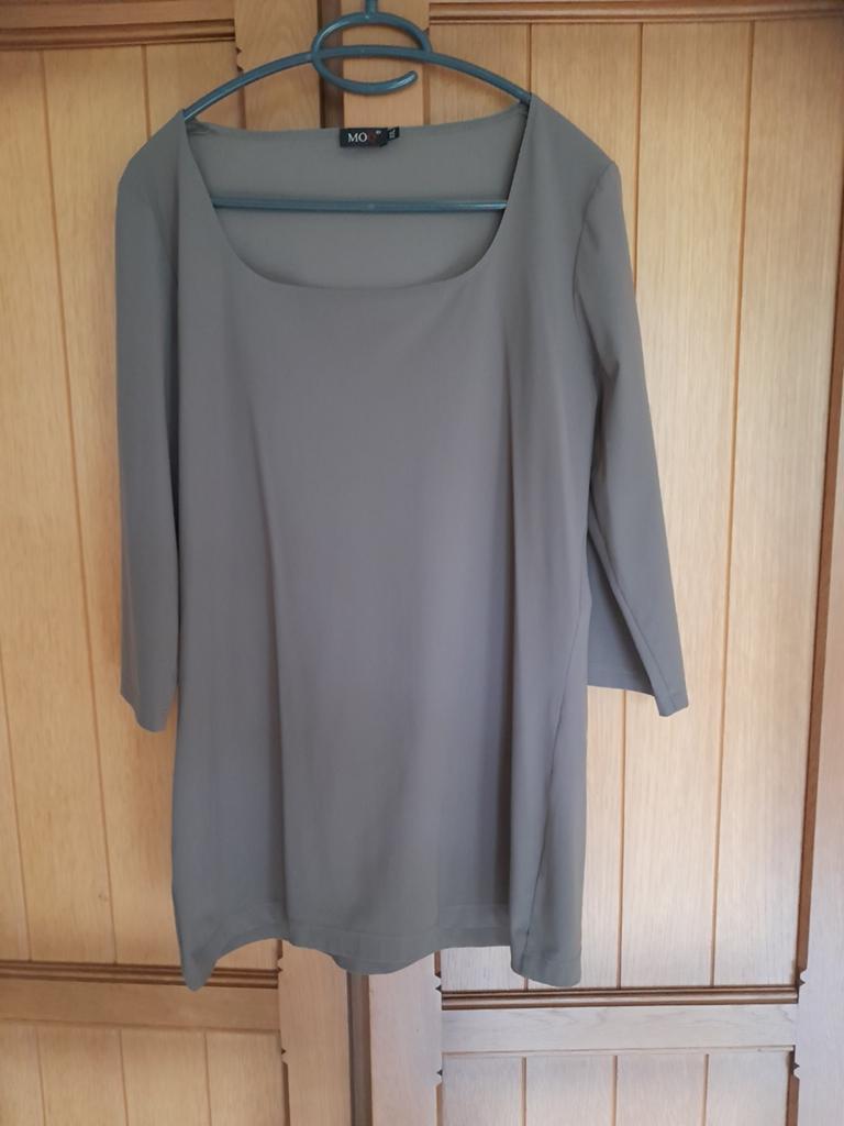 Taupe top shirt van Moq travelstof valt als M, Kleding | Dames, Tops, Moq, Verzenden, Zo goed als nieuw, Maat 38/40 (M)