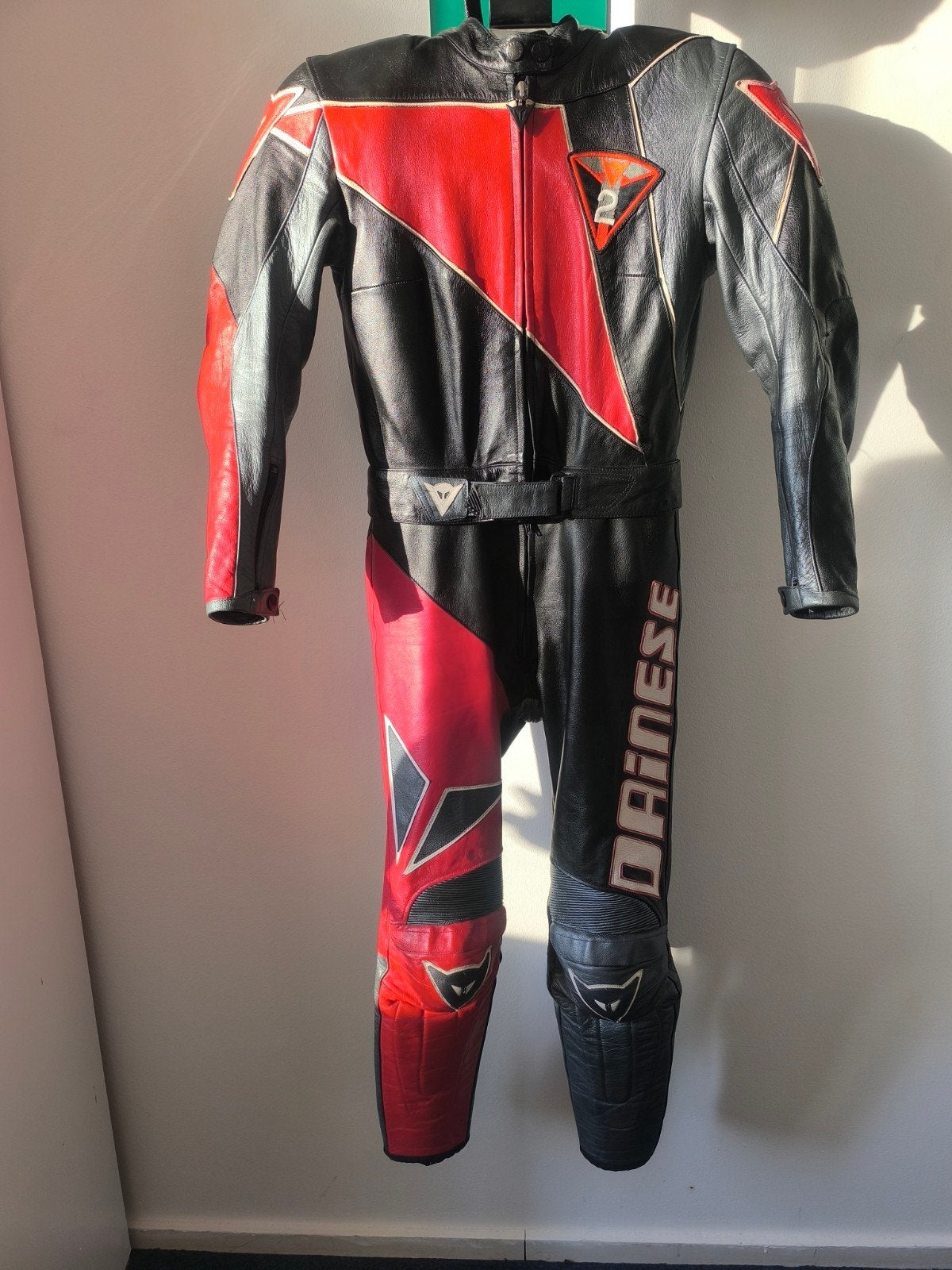 Dainese Leren Motorcombipak Zwart/Rood Maat 44, Motoren, Dainese, Ophalen of Verzenden, Tweedehands, Heren