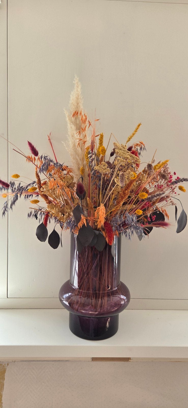 Paarse glazen vaas met droogbloemen, Huis en Inrichting, Woonaccessoires | Vazen, Ophalen, Paars, Inclusief droogbloemen, Glas