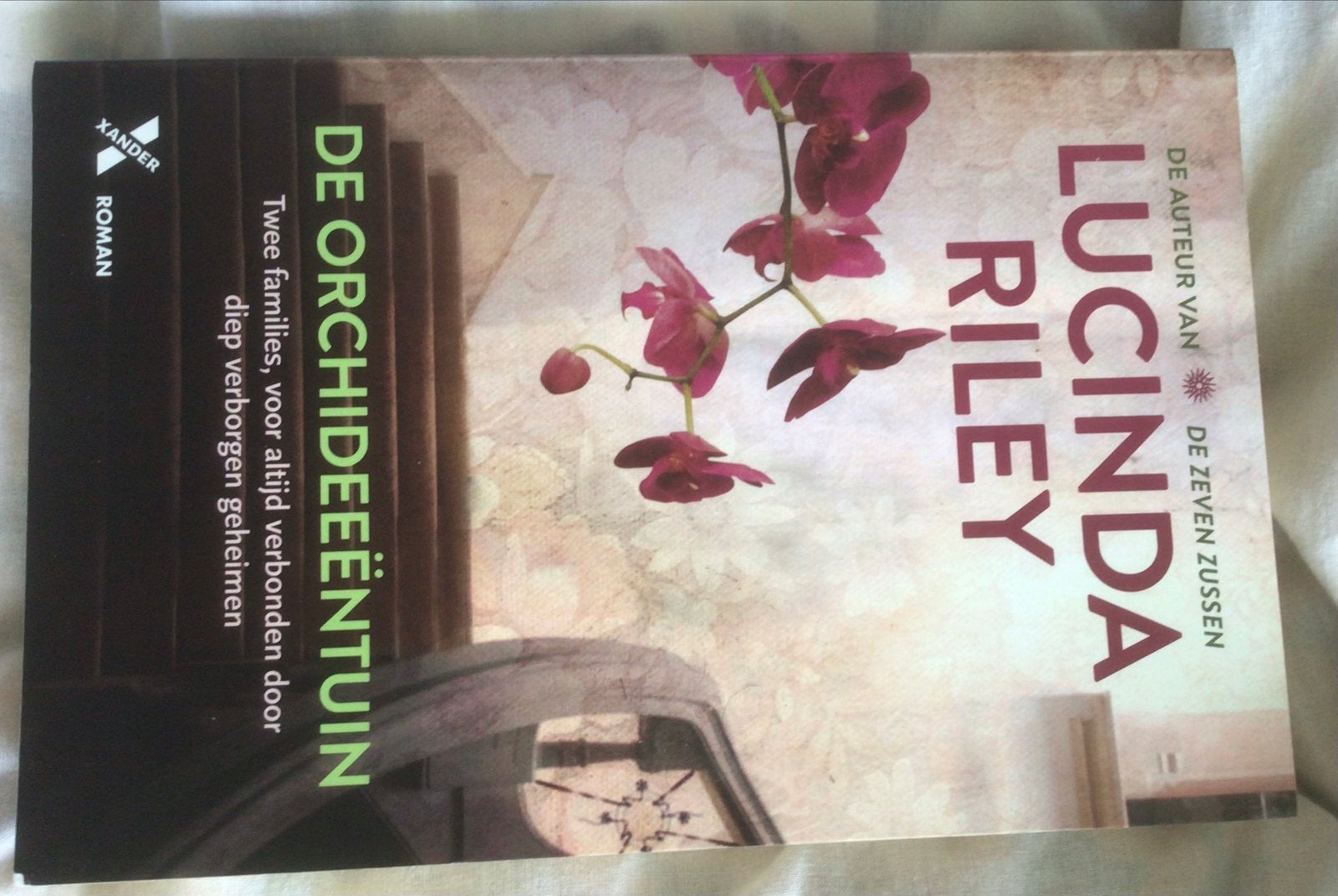 De Orchideeëntuin - Lucinda Riley (Roman), Ophalen of Verzenden, Gelezen, Nederland
