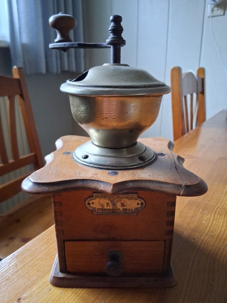 mooie oude koffiemolen, Ophalen