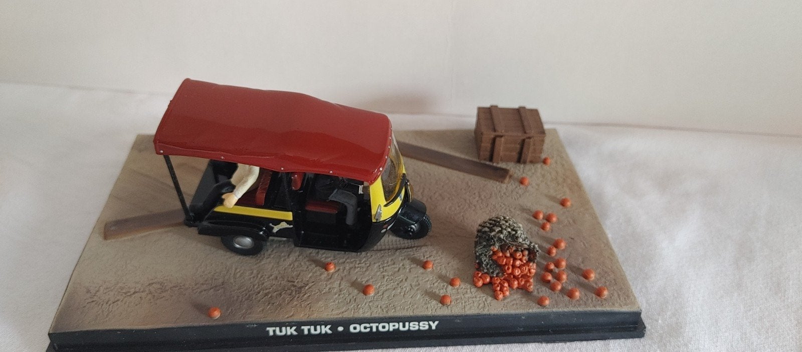 James bond Collection 1:43 tuk tuk, Hobby en Vrije tijd, Modelauto's | 1:43, Verzenden, Zo goed als nieuw, Auto, Overige merken