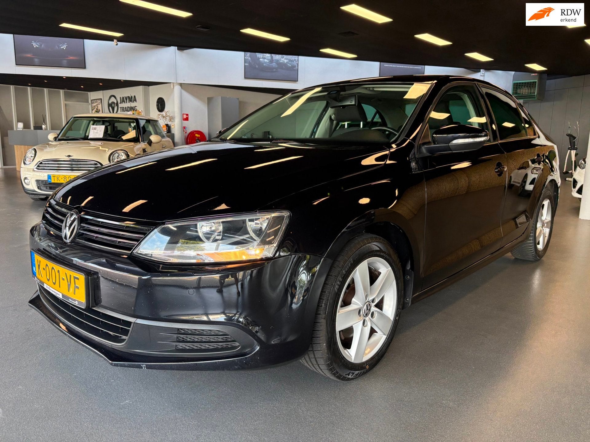 Volkswagen Jetta 1.6 TDI Highline BlueMotion, Auto's, Volkswagen, Euro 5, Stof, Gebruikt, Zwart