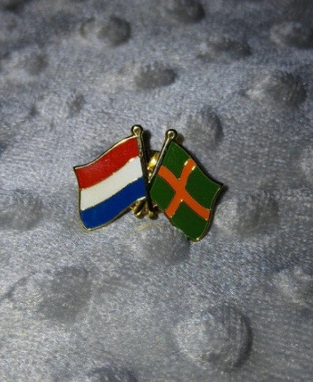 Dubbele vlag speld, Nederlandse en vierdaagse vlag., Verzamelen, Speldjes, Pins en Buttons, Ophalen of Verzenden, Nieuw, Stad of Land