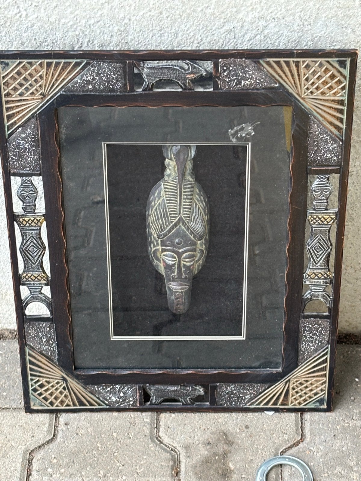 Vintage handgemaakte Afrikaanse kunst in lijst, Antiek en Kunst, Kunst | Niet-Westerse kunst, Hout, Bruin, Afrika, Masker