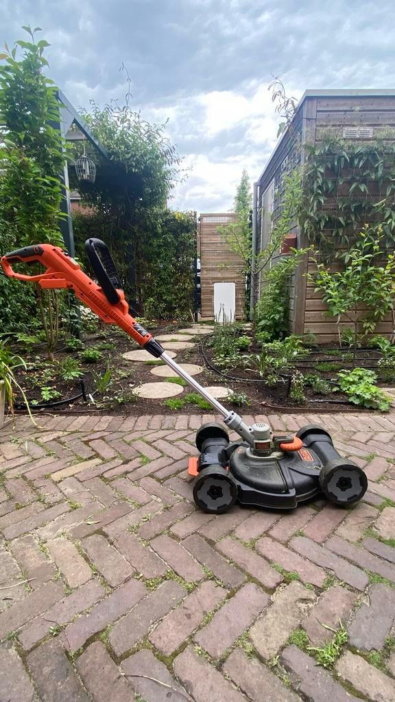 Black+Decker STC1820 Grastrimmer met accu, lader en draad, Tuin en Terras, Grastrimmers, Ophalen, Zo goed als nieuw, 10 tot 30 cm