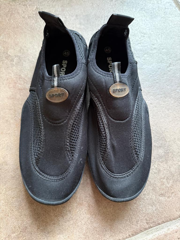 Nieuwe zwarte waterschoenen maat 45, Watersport en Boten, Watersportkleding, Ophalen of Verzenden, Nieuw, Heer, Zeil- of Surfschoenen