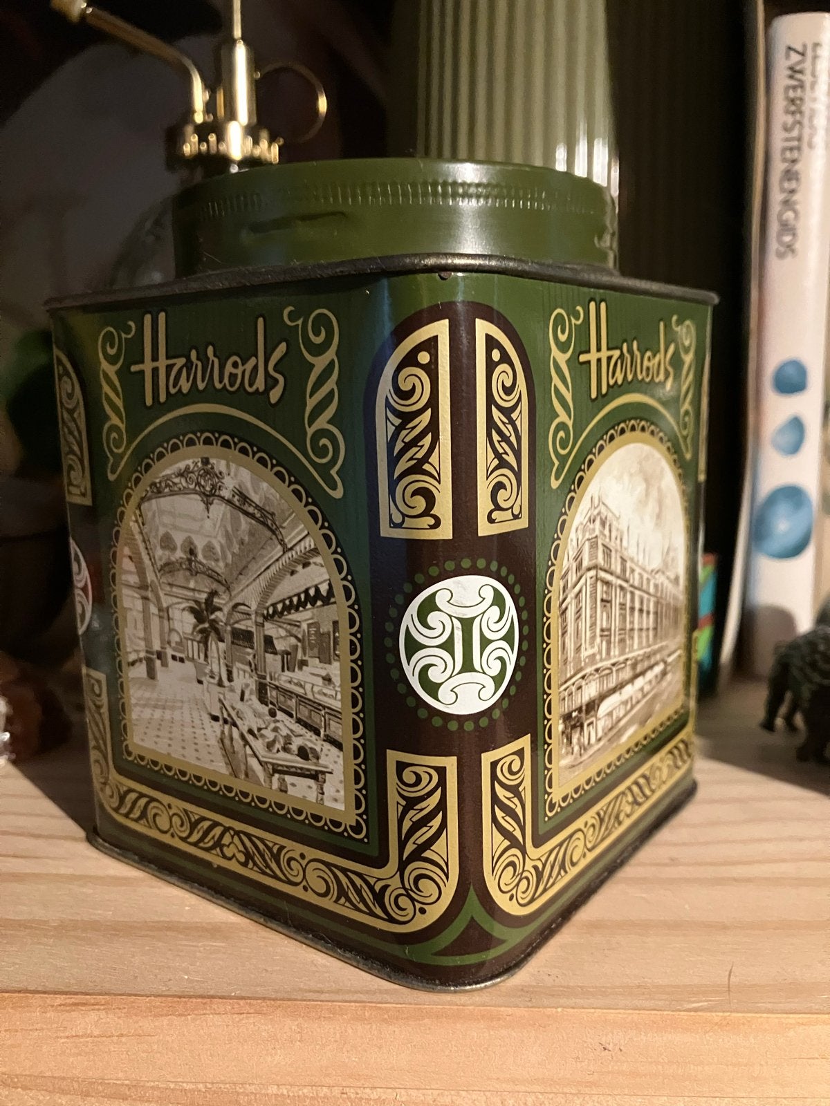 Vintage Harrods Theeblik verzamelobject retro antiek curiosa, Ophalen of Verzenden
