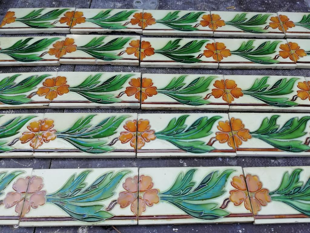 9 stuks jugendstil randtegels met opgelegd blad en bloem, Ophalen