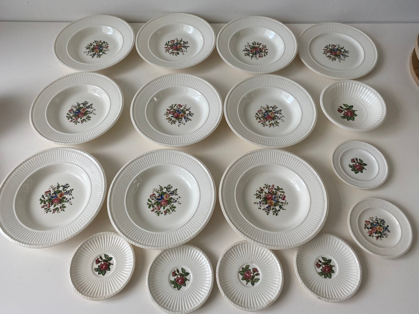 Wedgwood Conway borden met bloemmotief, Huis en Inrichting, Ophalen of Verzenden, Zo goed als nieuw, Porselein, Bord(en)