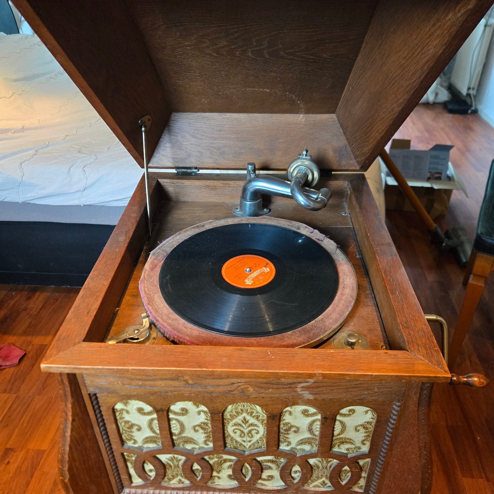 Foto 5 van Antieke platenspeler met handzwengel