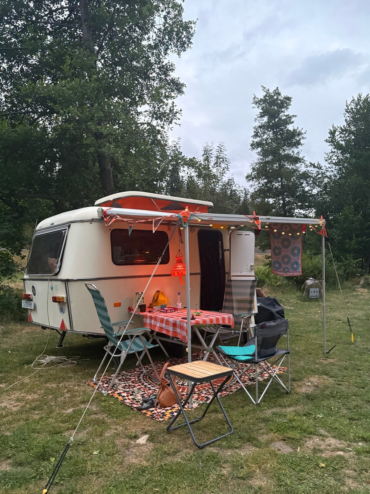 Vintage Eriba pan Familia 1986 met retro inventaris, Caravans en Kamperen, Standaardzit, Luifel, Eriba, Tot 4 meter