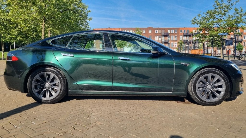 Foto 4 van Tesla Model S Green Black iridescent wrap - origineel Zwart