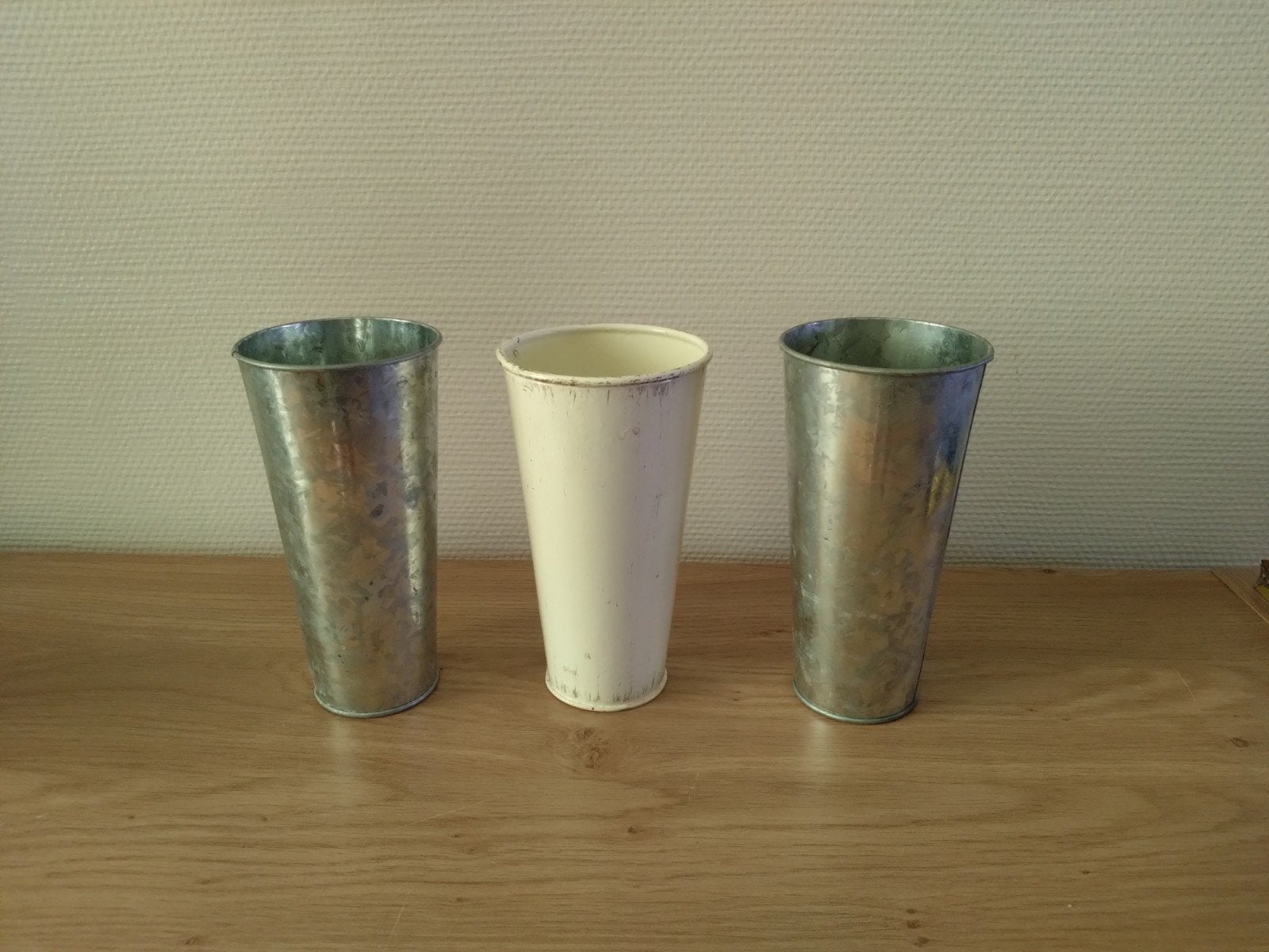 Drie metalen bekers, zink, Ophalen of Verzenden, Wit