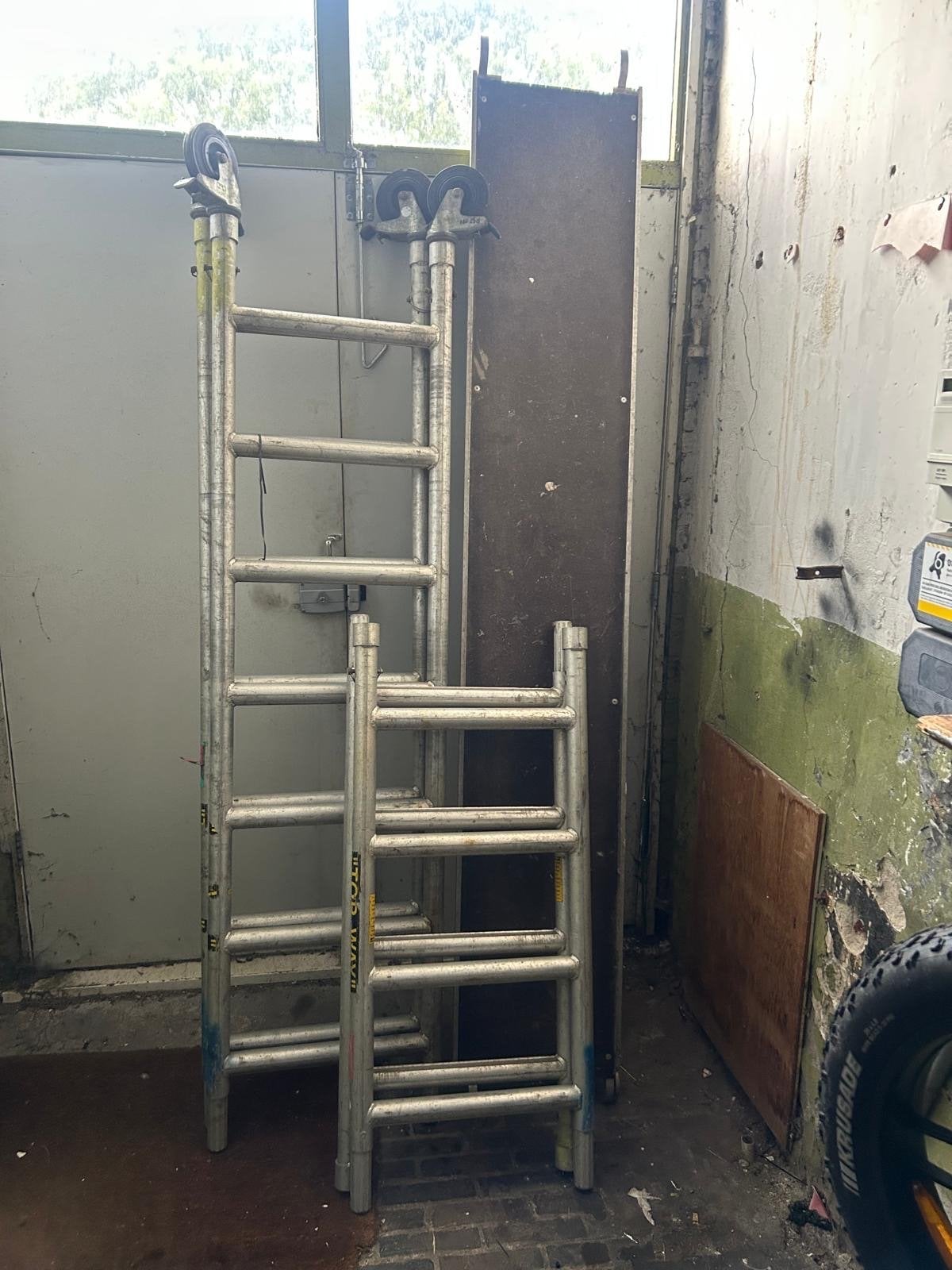 Smalle steiger - Werkhoogte 4,50 meter te koop, Ophalen of Verzenden, Gebruikt, Rolsteiger of Kamersteiger, 2 tot 5 meter