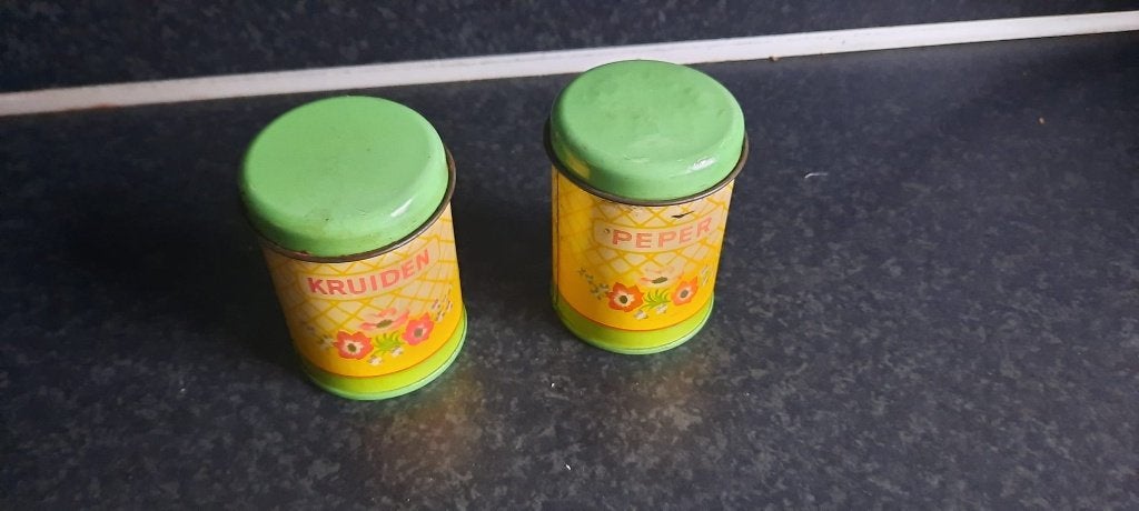 twee oude kruiden blikjes, Verzamelen, Blikken, Ophalen of Verzenden, Gebruikt, Overige