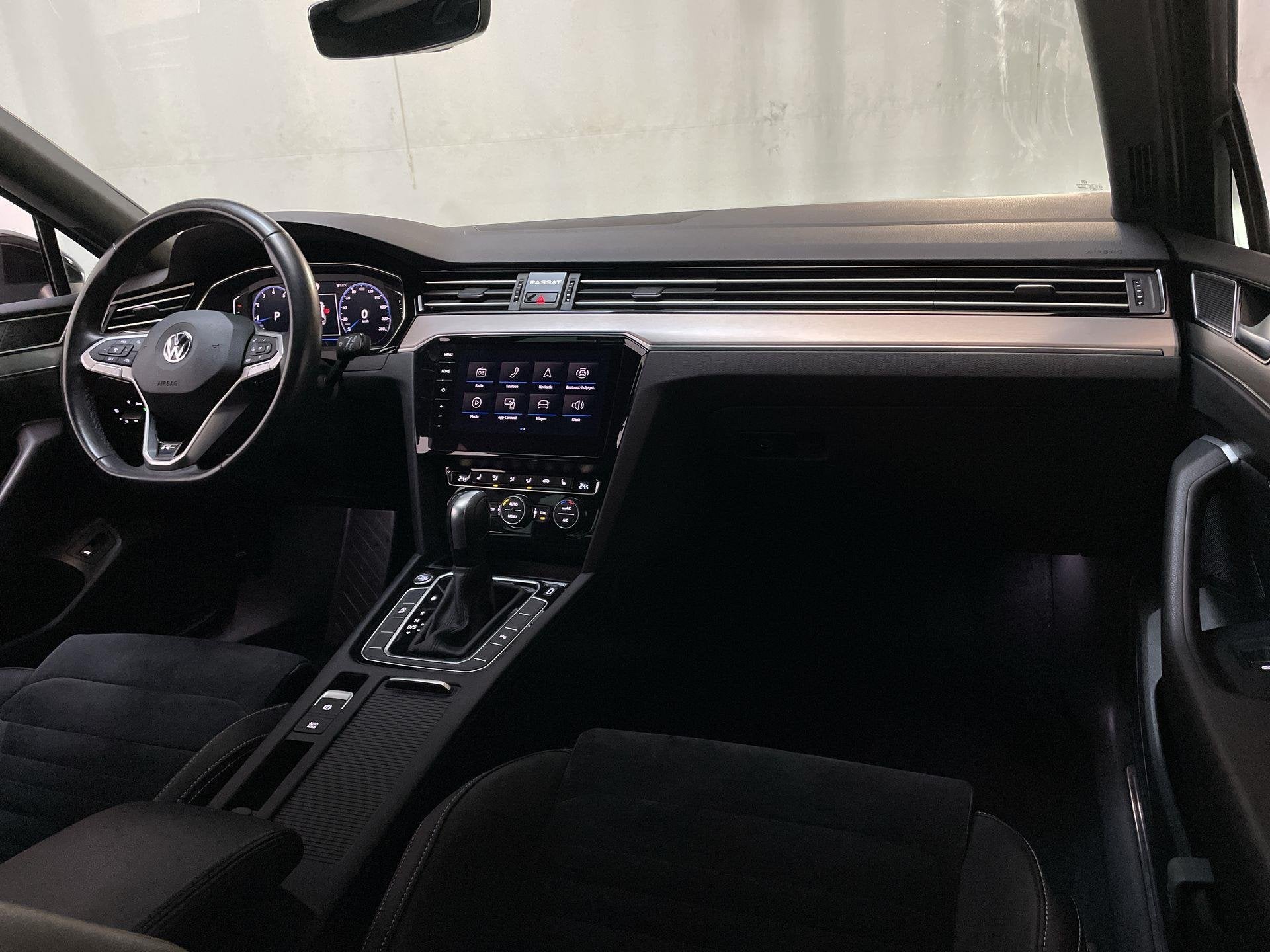 Volkswagen Passat Variant 1.5 TSI 150pk DSG Elegance Busines, Auto's, 730 kg, 4 cilinders, Zwart, Origineel Nederlands