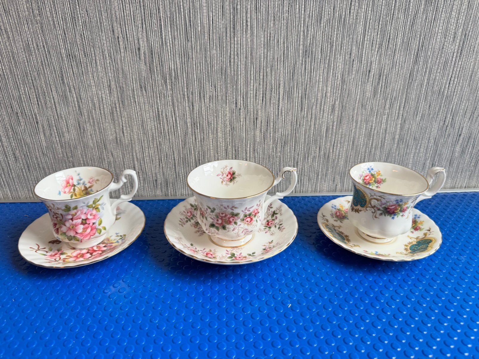 set van 3 vintage Royal Albert kop-en-schotels (Bone China), Antiek en Kunst, Ophalen of Verzenden