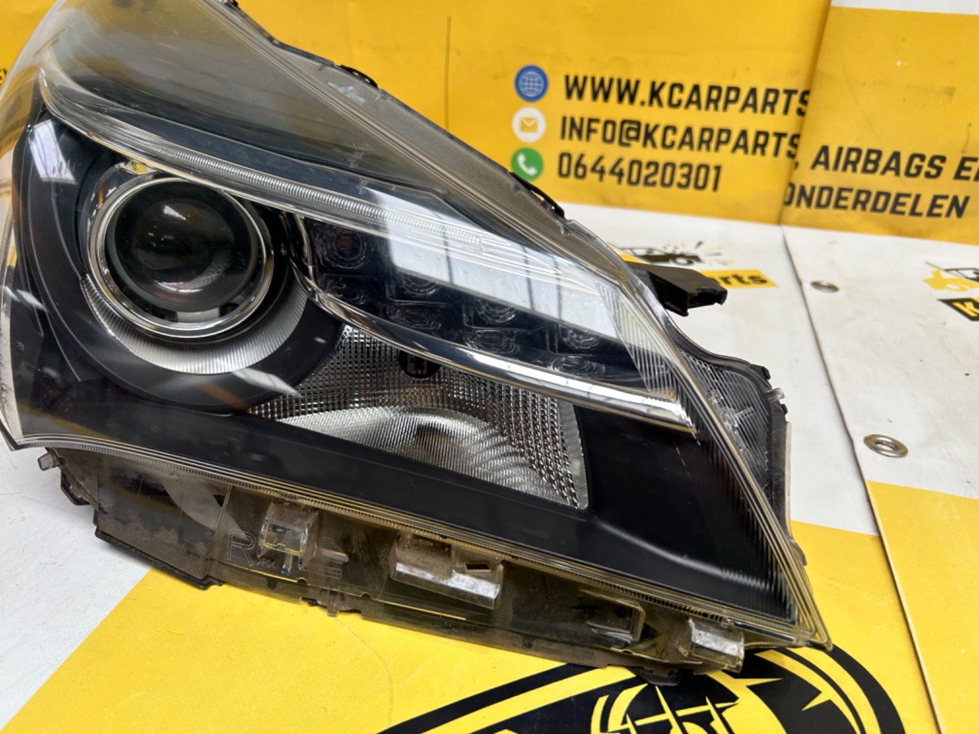 Toyota YARIS Koplamp rechts origineel Koplamp led, Info@fabrikant.eu, Fabrikantstraat 1
1000 AA  Amsterdam, NL, Ophalen of Verzenden